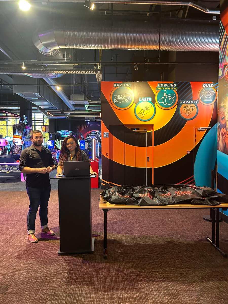 Jeune femme en formation interne